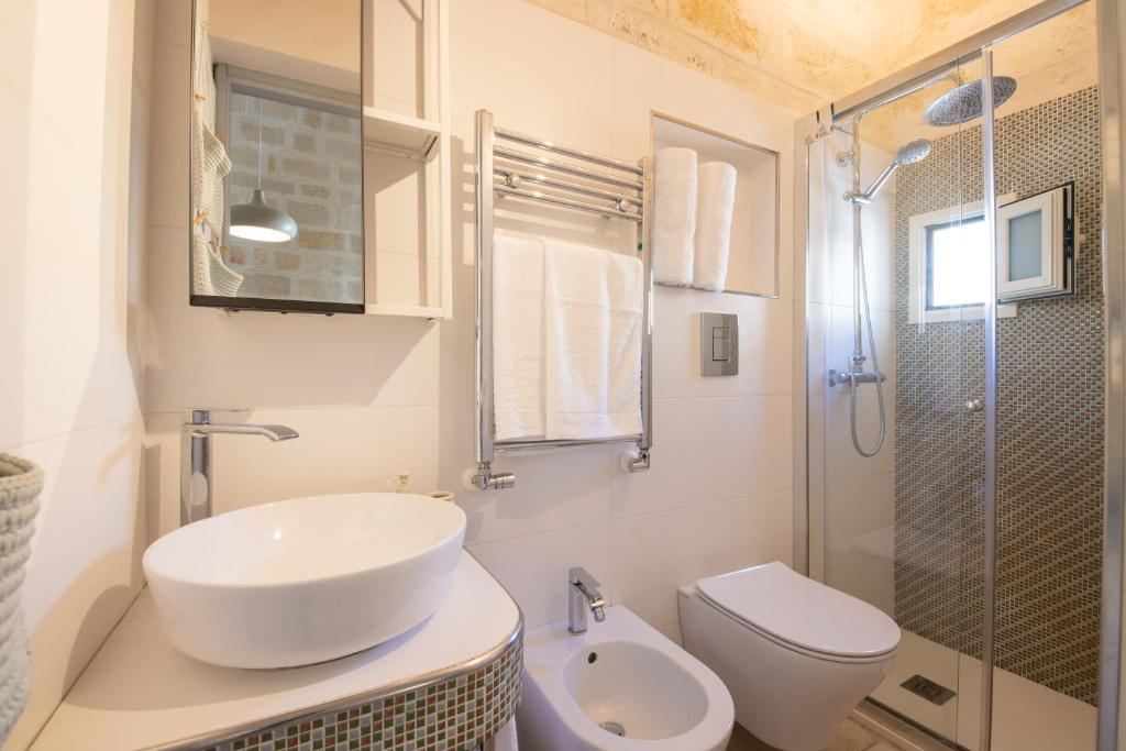 Bagno privato con doccia — Casetta Via Roma B&B Monopoli