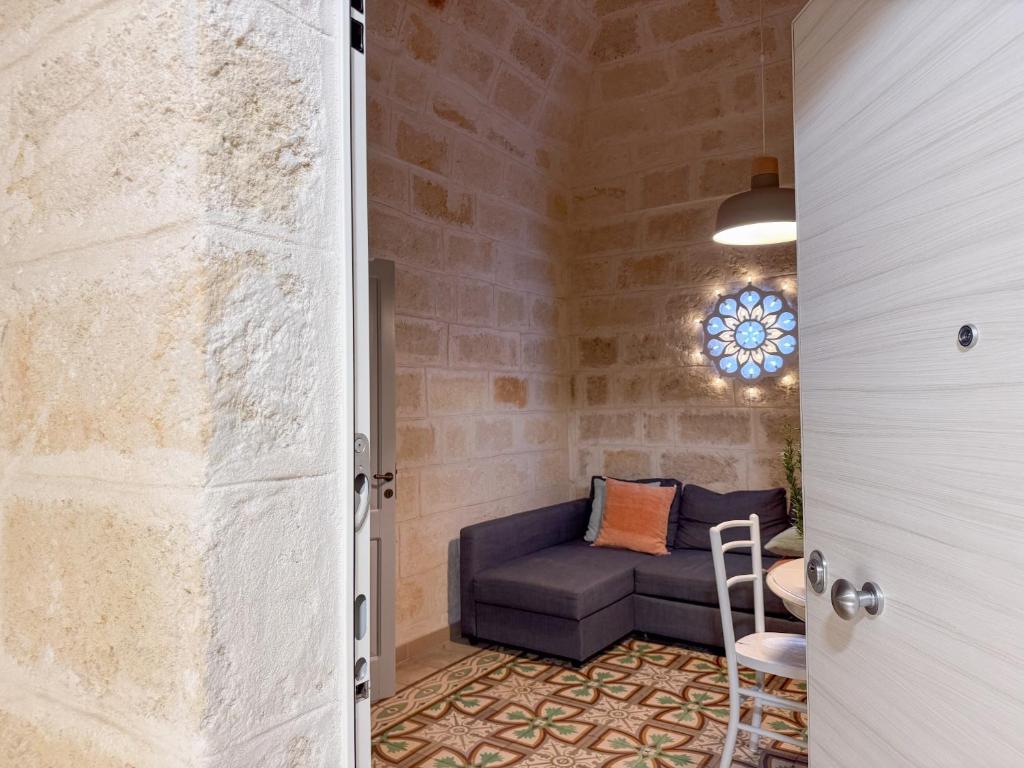 Tavolo di benvenuto con bollicine e prodotti tipici pugliesi — Casetta Via Roma