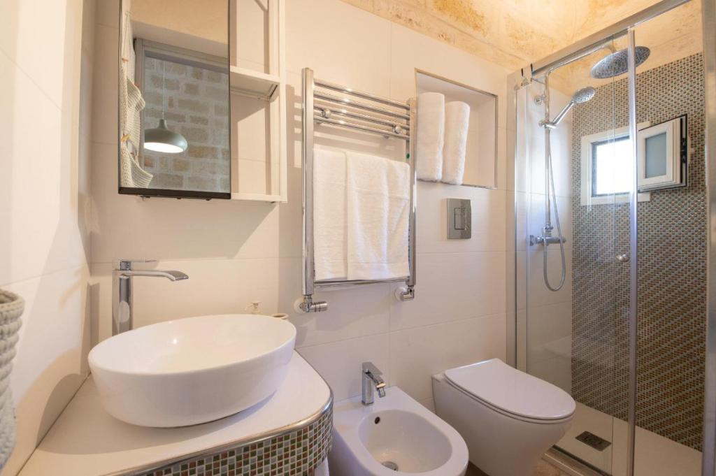 Camera matrimoniale con volta in tufo e pietra a vista — Casetta Via Roma B&B Monopoli