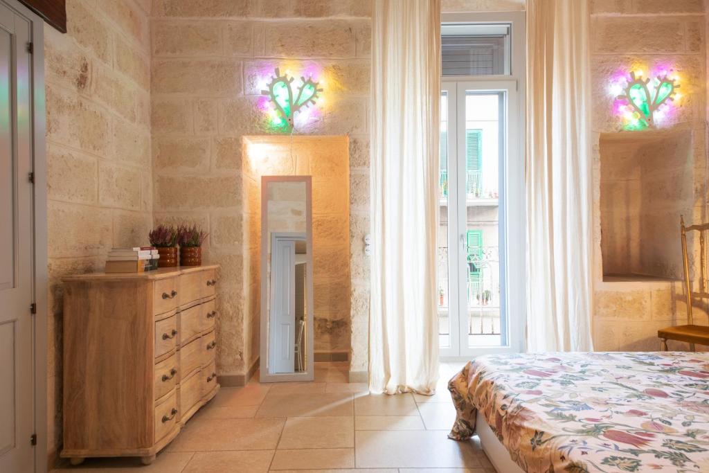 Camera matrimoniale con luce naturale — Casetta Via Roma Monopoli