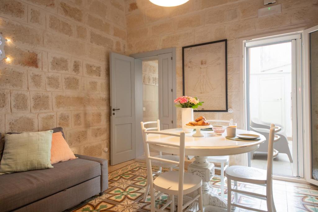 Soggiorno con cementine originali e pietra a vista — Casetta Via Roma B&B Monopoli